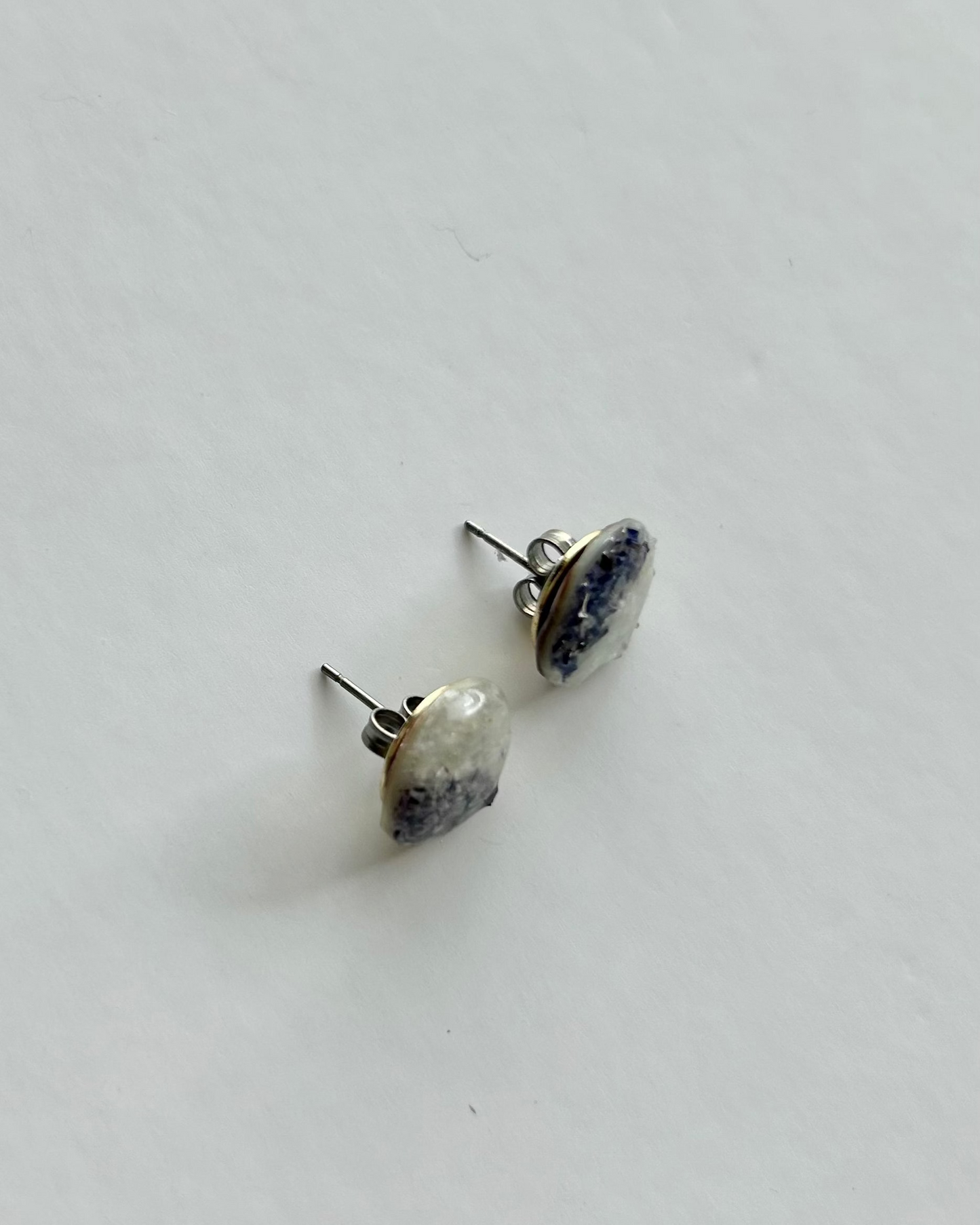 Crashed Shell Earrings: Blue&White